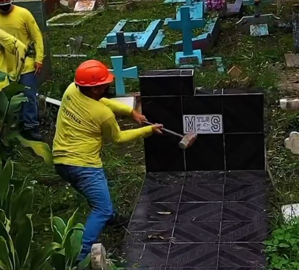 Reclusos fueron llevados a cementerios de El Salvador a destruir simbología de ls maras. 
Foto Prensa Libre: captura de video sacado del Twitter de Nayib Bukele.