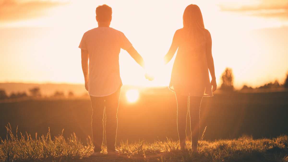 Los hombres tardan más tiempo en superar una relación sentimental, revela estudio