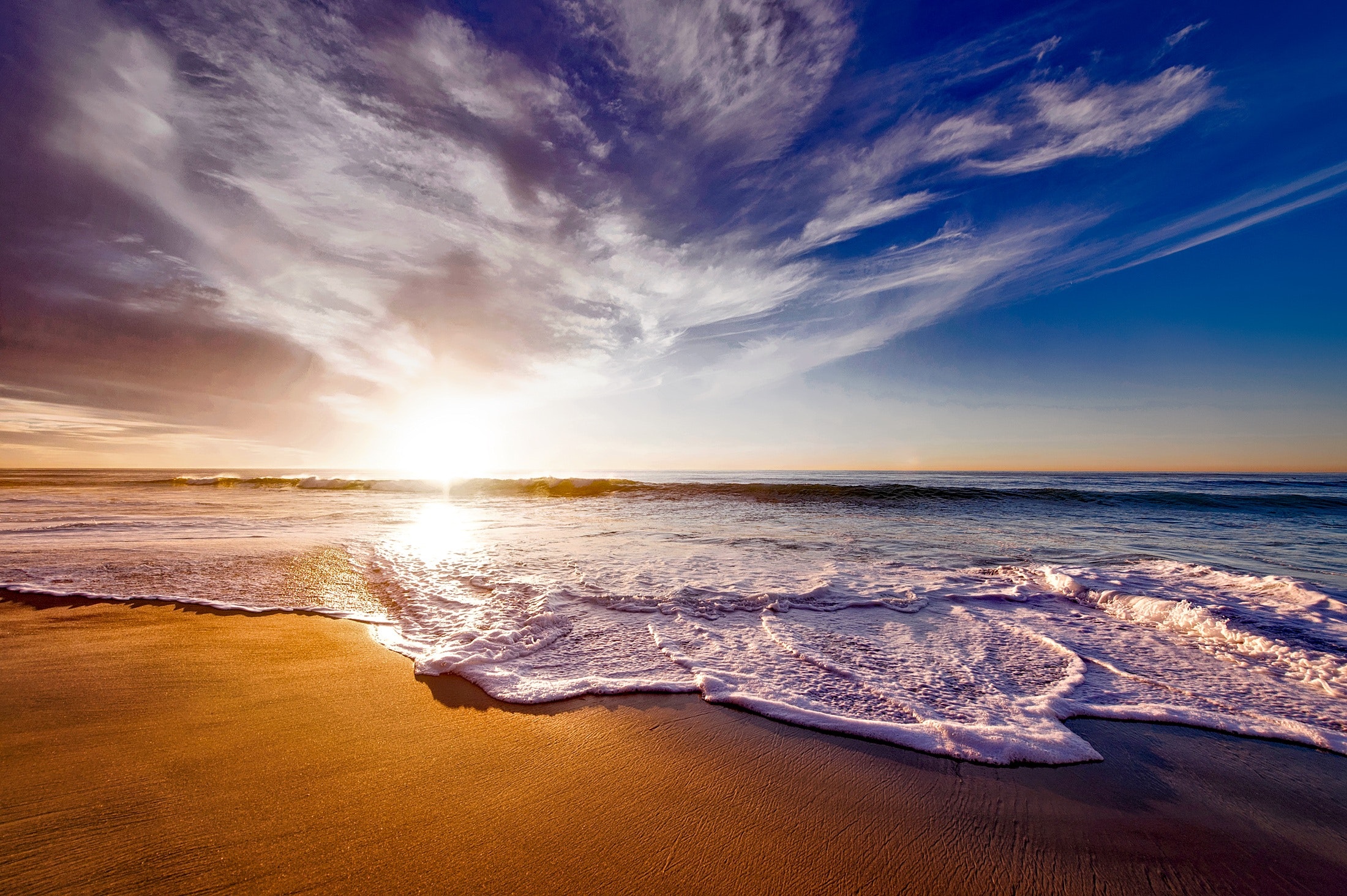 El mar y la playa es reconocido por ser beneficioso en especial para relajarnos.  Pero, qué pasa con el reto de beber el agua de mar ¿qué podría causar en el organismo?  (Foto Prensa Libre: Pexels)