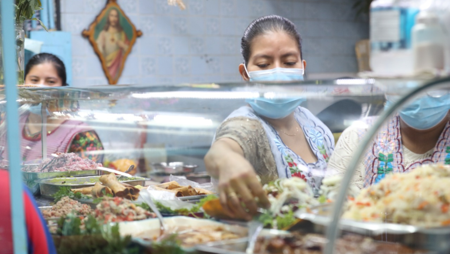 Vendedores de comida y dueños de comedores del Mercado Central han tenido que aumentar el precio de sus platillos ante el alza de los productos para su elaboración. (Foto Prensa Libre: Roberto López) 