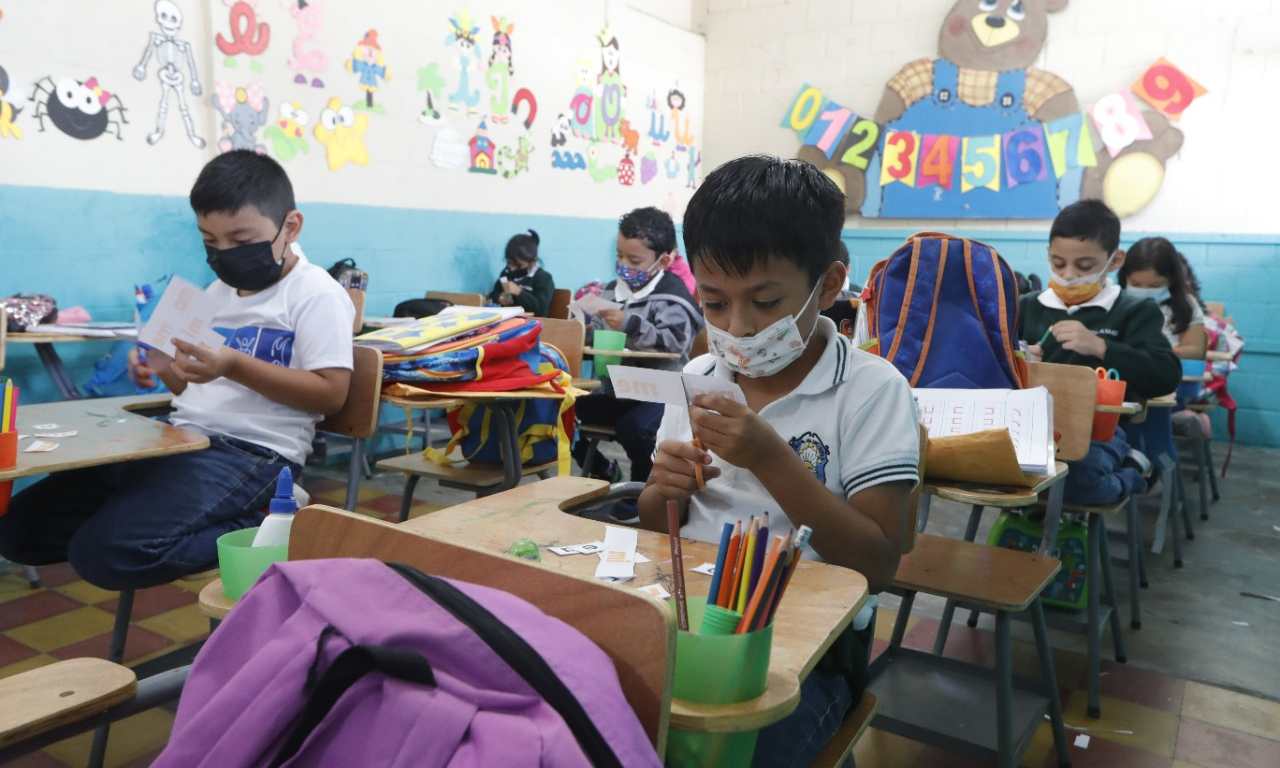 Estudiantes durante su regreso a las aulas en la escuela Santa Elena 3, zona 18.  (Foto Prensa Libre: Esbin García)