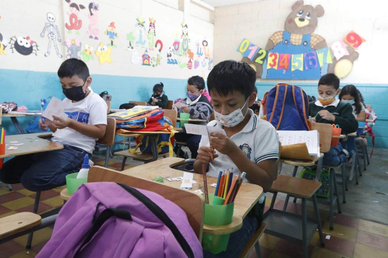 Estudiantes durante su regreso a las aulas en la escuela Santa Elena 3, zona 18.  (Foto Prensa Libre: Esbin García)