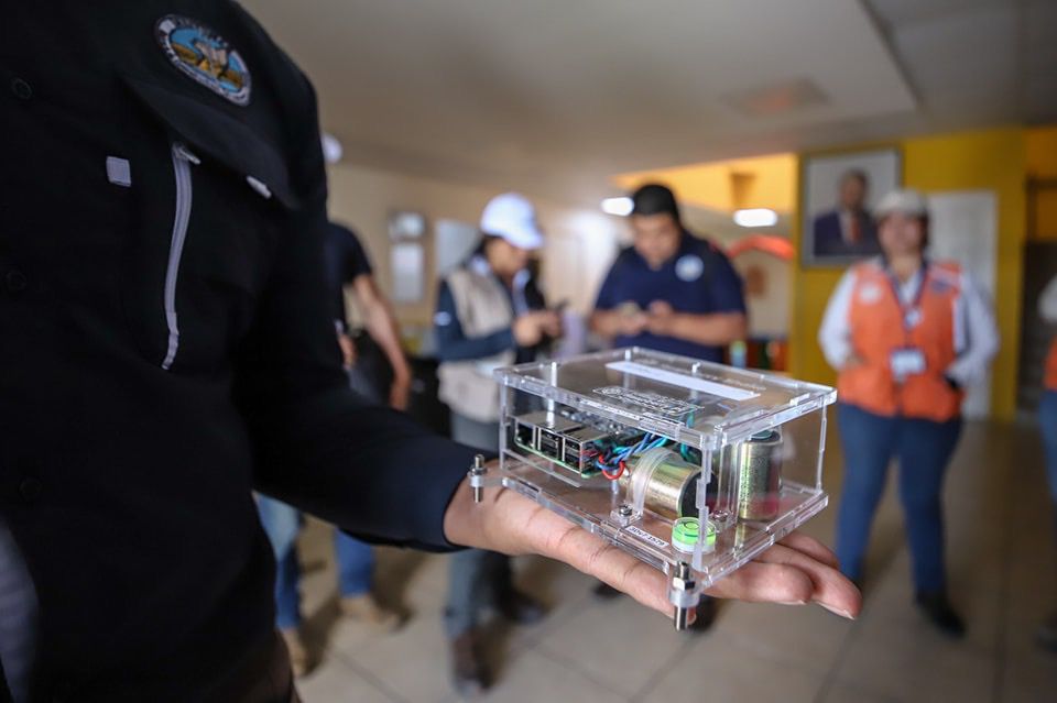 Los sensores se colocaron luego de los retumbos reportados por vecinos de Villa Nueva. (Foto Prensa Libre: Insivumeh) 