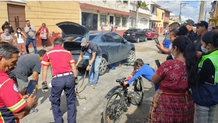 La serpiente salió desde el portón de una vivienda en el barrio La Palmita y se arrastró hasta un vehículo. (Foto Prensa Libre: captura de video) 