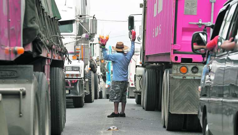 Según transportistas, a diario se registran robos de vehículos pesados y de mercadería en las principales rutas del pais, pero con mayor frecuencia en la carretera al Pacífico. (Foto Prensa Libre: Hemeroteca PL).