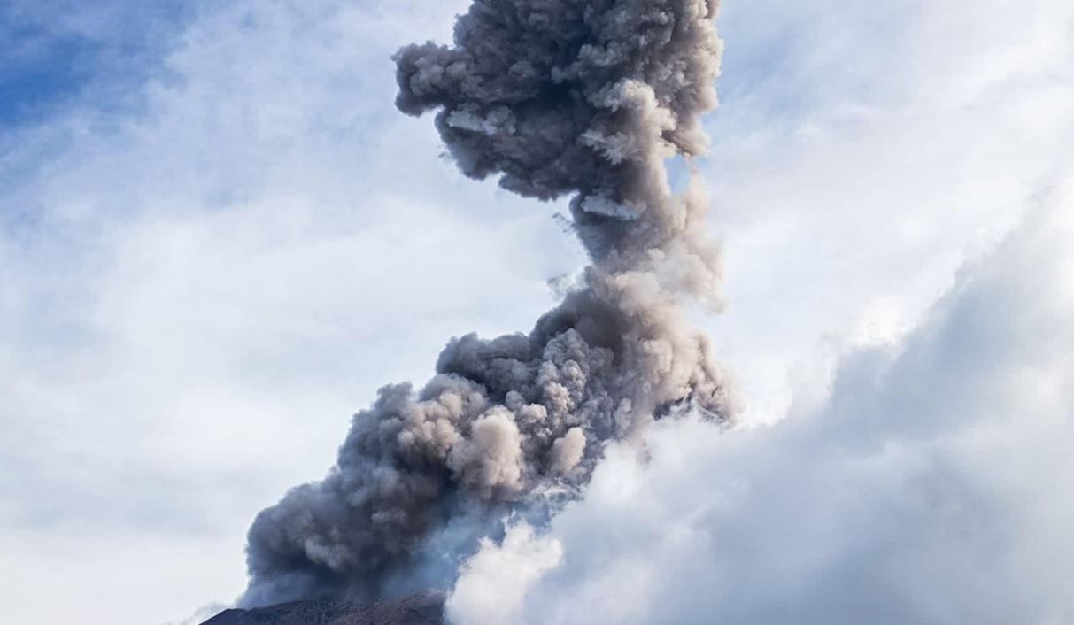 Las explosiones del volcán Cjhaparrastique aumentan su intensidad, dijo Protección Civil de El Salvador. (Foto: @PROCIVILSV/Twitter)