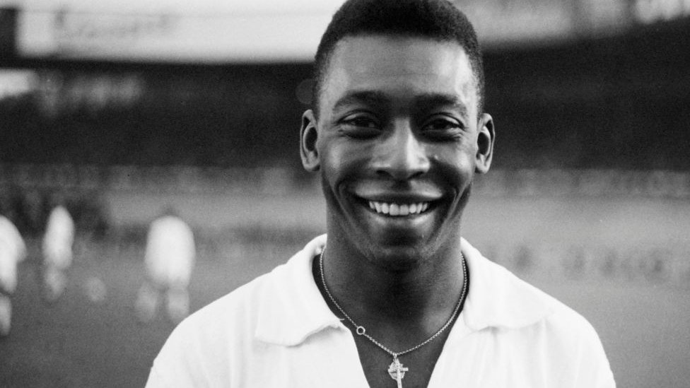 Pelé debutó con 15 años en el Santos, donde desarrolló casi toda su carrera.