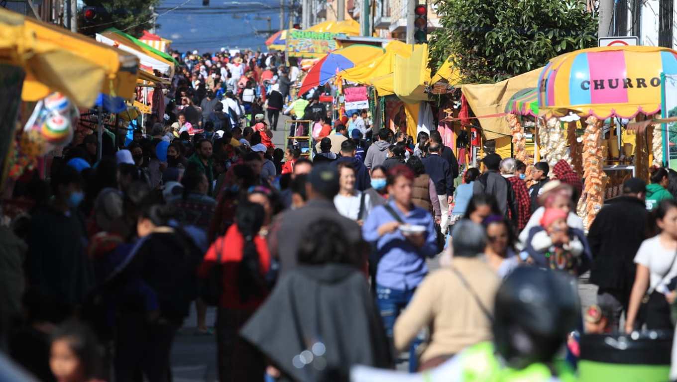 Las autoridades de Salud recomiendan evitar las aglomeraciones, pues estas son foco de contagio de coronavirus. (Foto Prensa Libre: Carlos Hernández Ovalle)