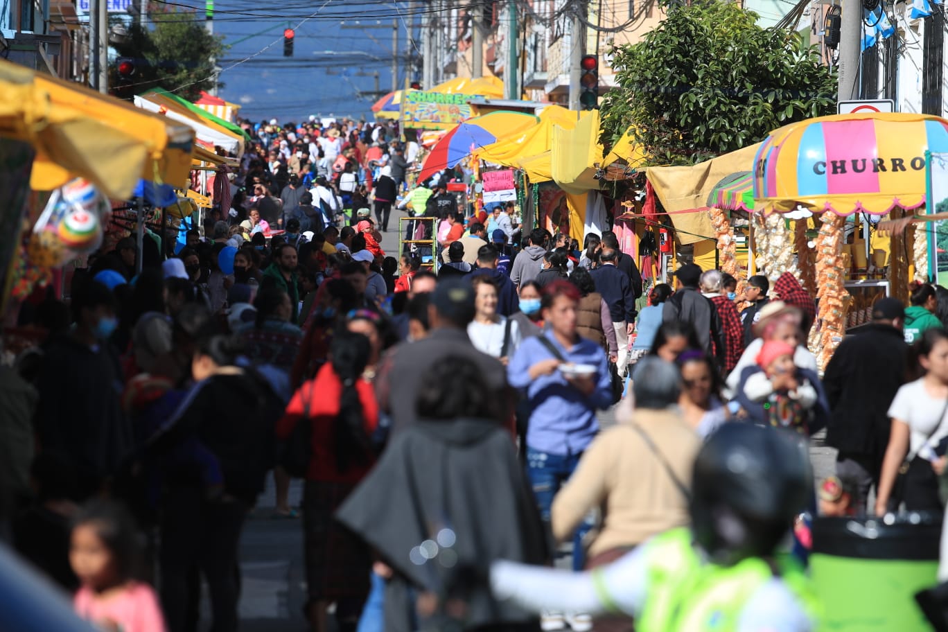 Las autoridades de Salud recomiendan evitar las aglomeraciones, pues estas son foco de contagio de coronavirus. (Foto Prensa Libre: Carlos Hernández Ovalle)