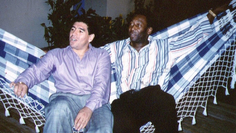 Muere Pelé: cómo nació la rivalidad entre el astro brasileño y Maradona (y por qué son ídolos tan distintos)