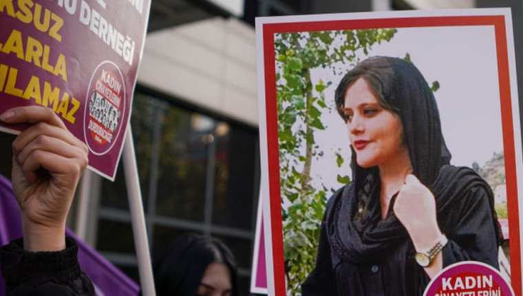 Una manifestante sostiene la foto de Mahsa Amini durante una protesta en Turquía el mes pasado. (GETTY IMAGES)