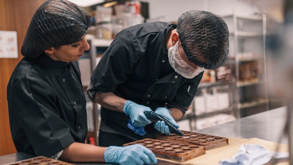 “Muchas empresas no saben lo trabajadoras y leales que son las personas autistas”: la fábrica de chocolate donde la mayoría de los empleados tienen autismo