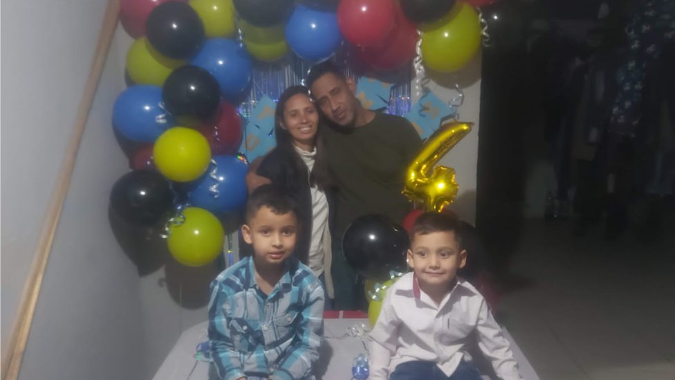 Rosmary y José celebran el cumpleaños de su hijo Samuel (a la derecha). Rosmary González