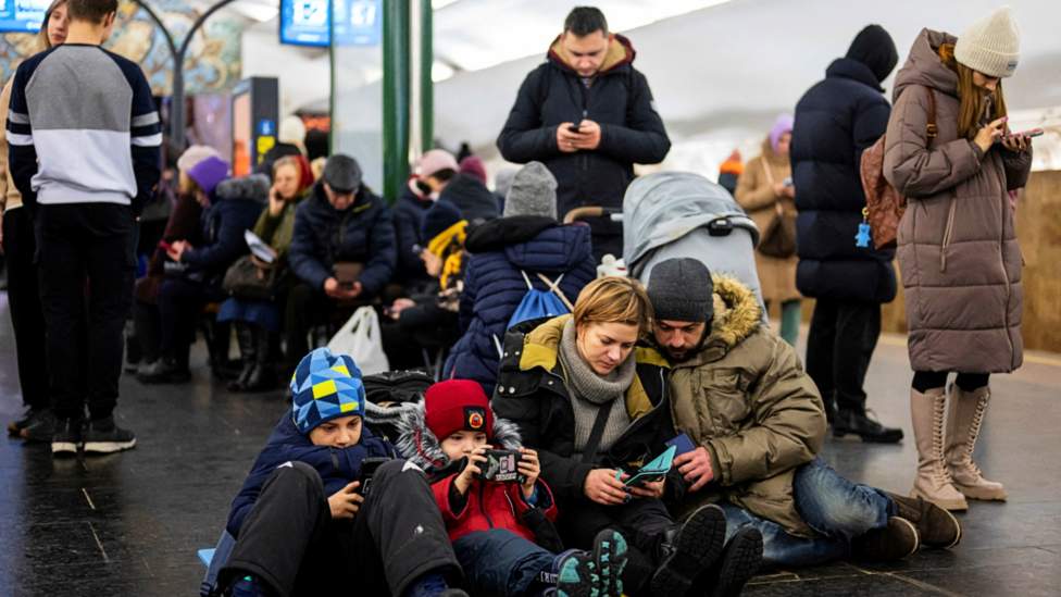Los ciudadanos en Kyiv han tenido que buscar refugio en las estaciones de metro, ante la nueva ola de ataques de Rusia. REUTERS