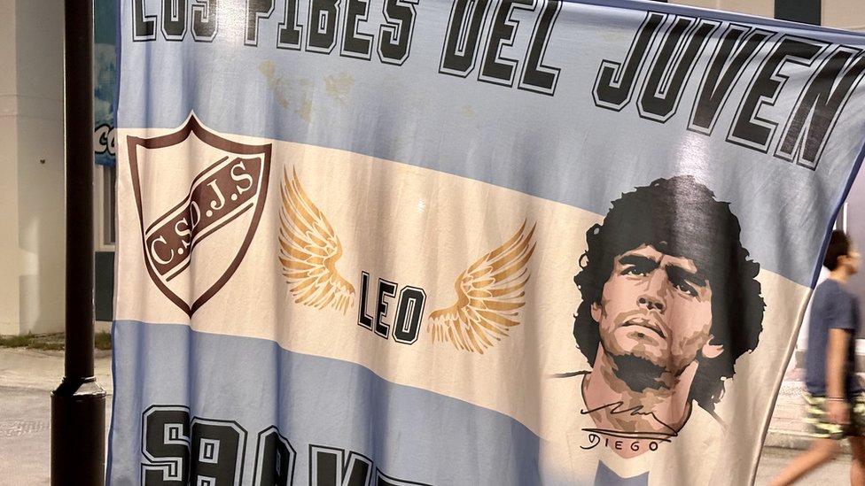 El Barwargento está decorado por banderas de Argentina donde no falta el rostro de Messi o Maradona.