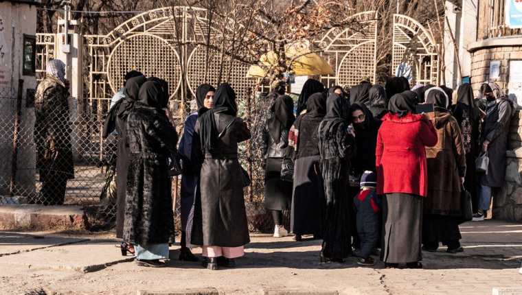 Personal de seguridad talibán bloqueó el acceso de mujeres estudiantes en una universidad en Kabul, el miércoles. (AFP)