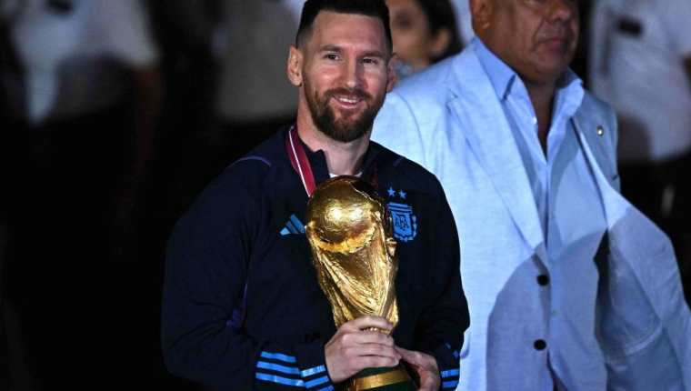 Messi no se ha desprendido de la copa desde ganarla.