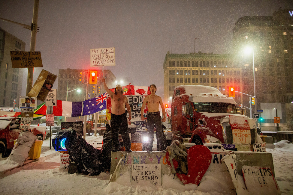 Se hicieron llamar "Freedom Convoy" ("Tren de la libertad") y en febrero colapsaron la ciudad canadiense de Ottawa para protestar contra la obligatoriedad de la vacuna para los camioneros que cruzaban la frontera entre Estados Unidos y Canadá. (REUTERS)

