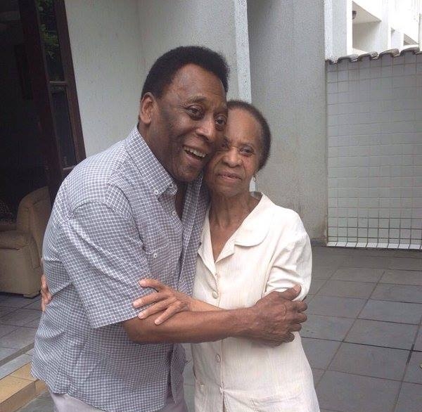 Doña Celeste vio  alcanzar la gloria a su hijo y lo despedirá de este mundo. (Foto Prensa Libre: Pelé)
