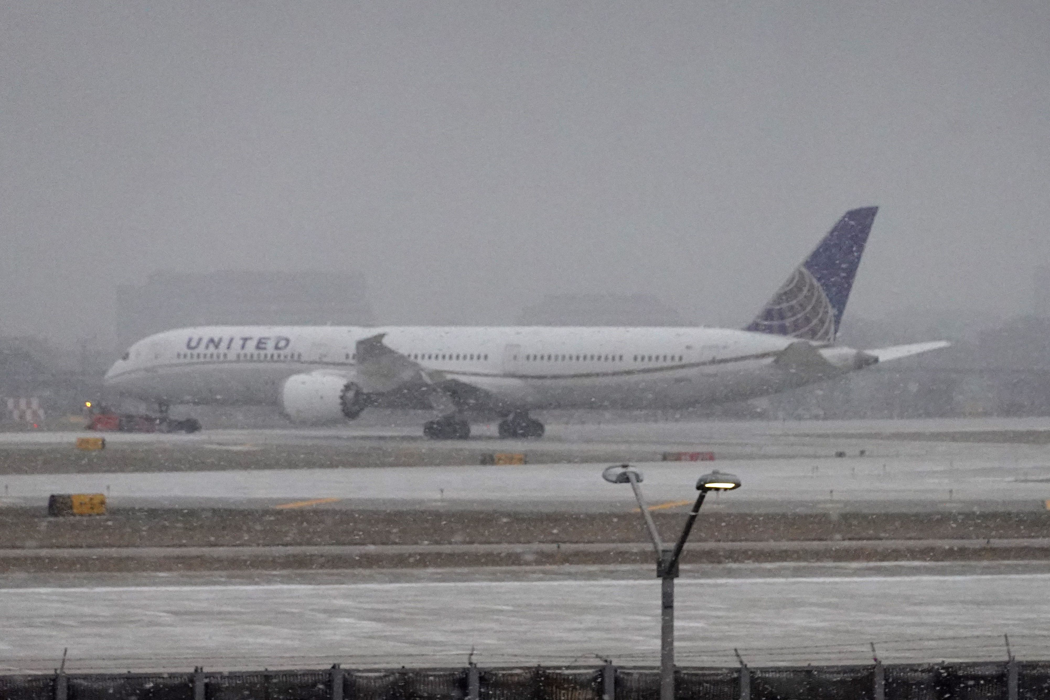 Más de dos mil vuelos en EE.UU. fueron cancelados debido al incremento de una gran tormenta invernal. (Foto Prensa Libre: AFP)