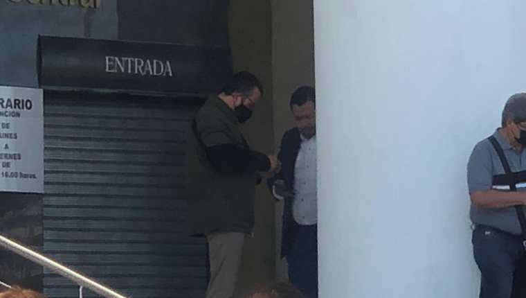 El exministro de Comunicaciones, Alejandro Sinibaldi llegó a la sede central del MP para reunirse con fiscales de la Feci. (Foto Prensa Libre: Cortesía)