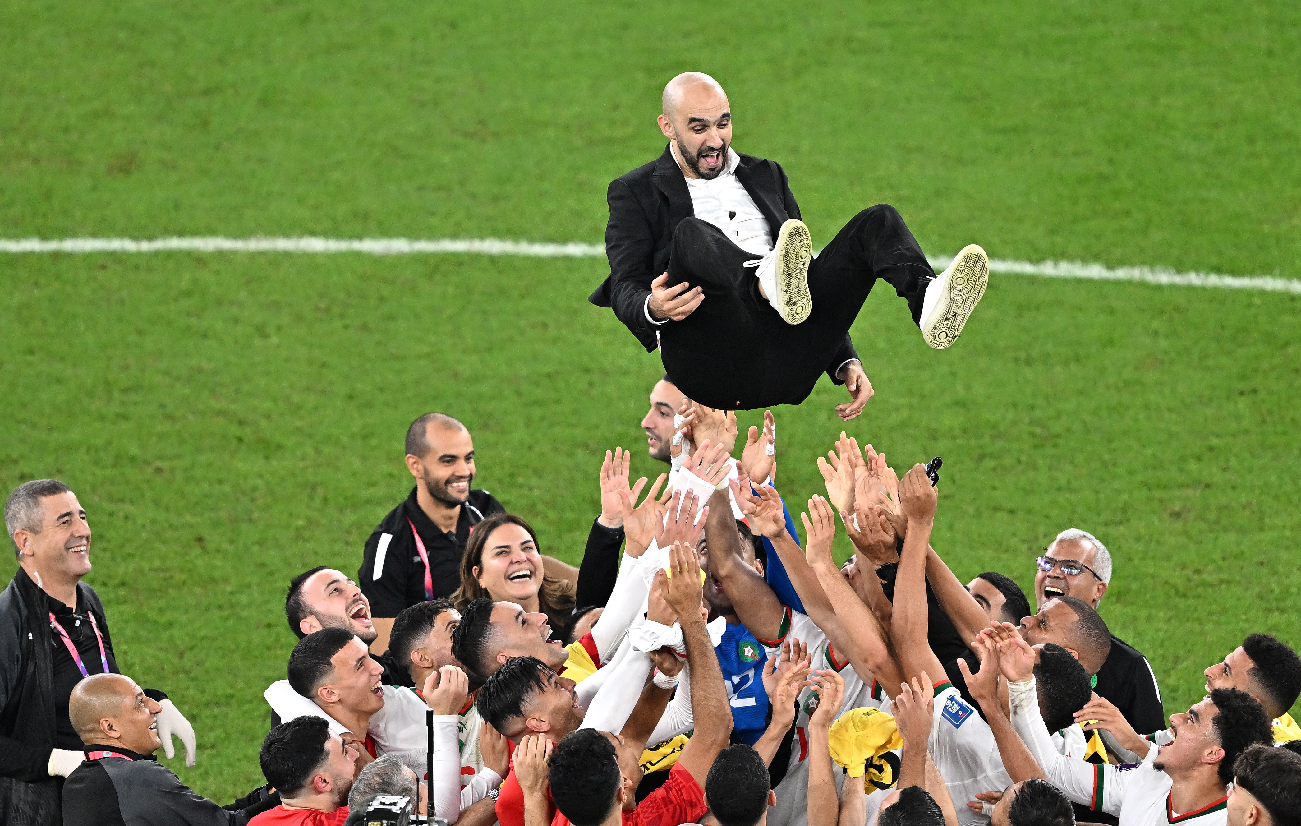 El entrenador de Marruecos, Walid Regragui, fue alzado en brazos por sus jugadores tras conseguir el boleto a octavos de final del Mundial. (Foto Prensa Libre: EFE)