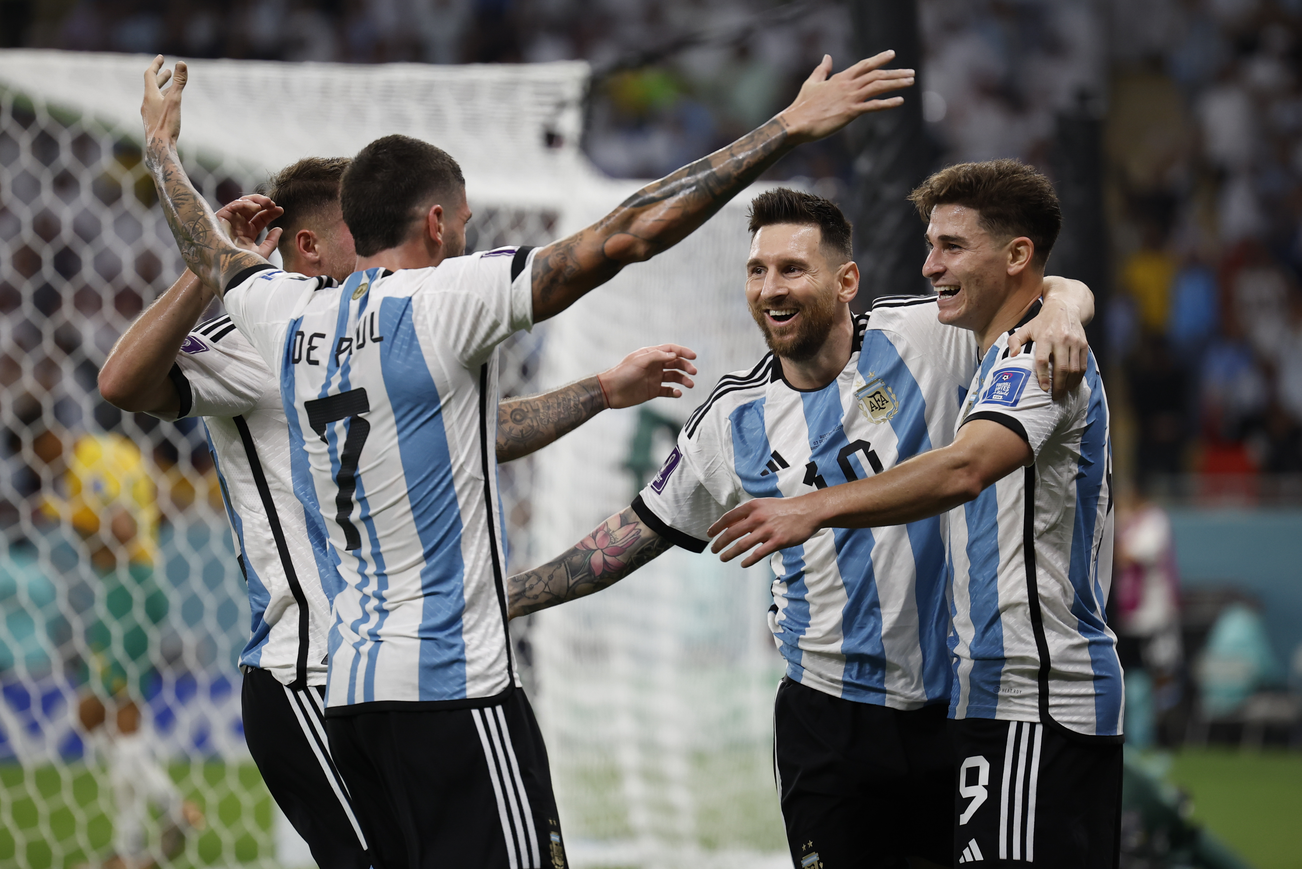 Julián Álvarez de Argentina celebra un gol con Lionel Messi hoy, en un partido de los octavos de final del Mundial de Fútbol Qatar 2022 entre Argentina y Australia en el estadio Ahmad bin Ali Stadium. Foto Prensa Libre (EFE)