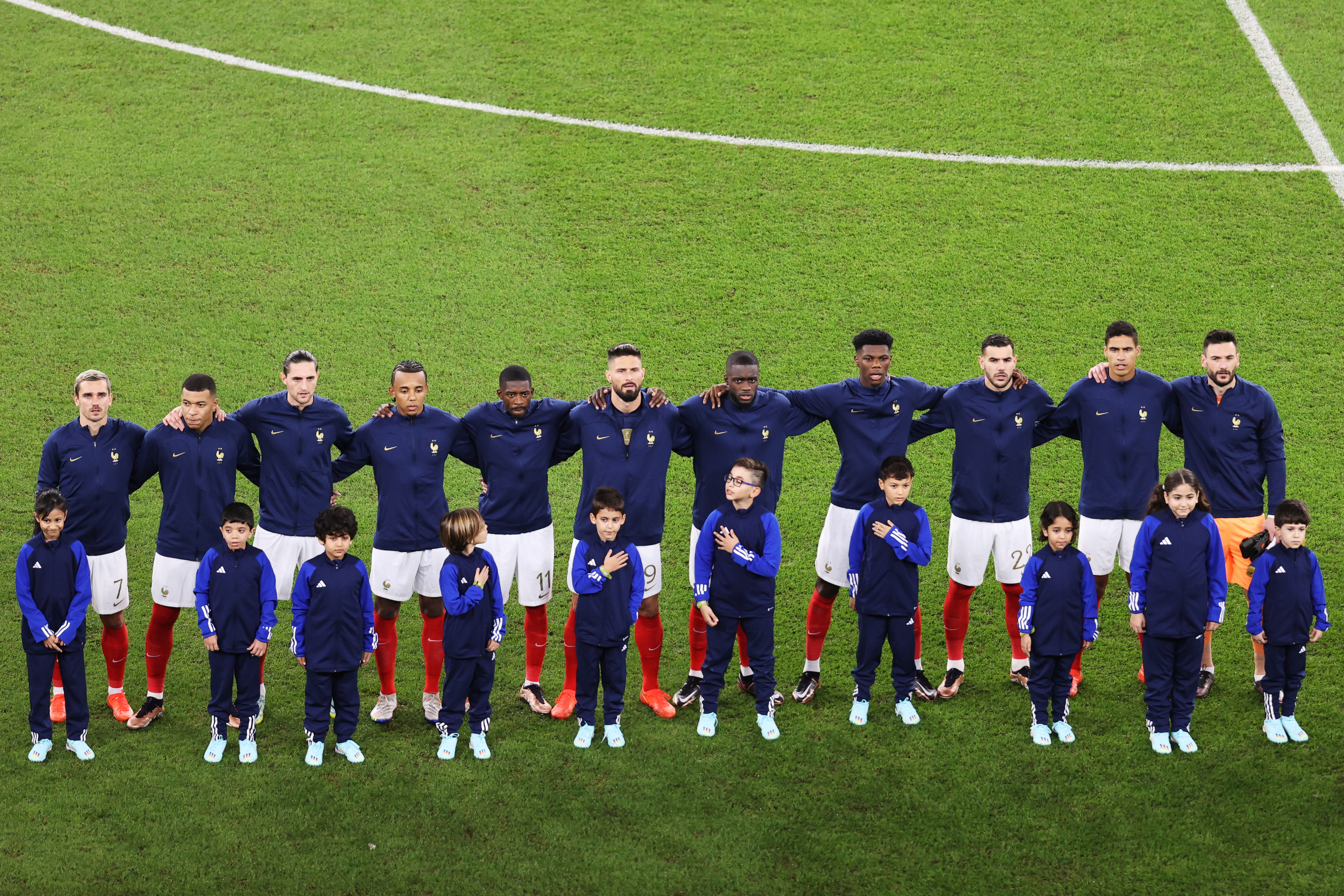 Francia espera llegar a la final sin ninguna baja a causa del misterioso virus que afectó a varios jugadores tras la semifinal ante Marruecos. (Foto Prensa Libre: EFE)