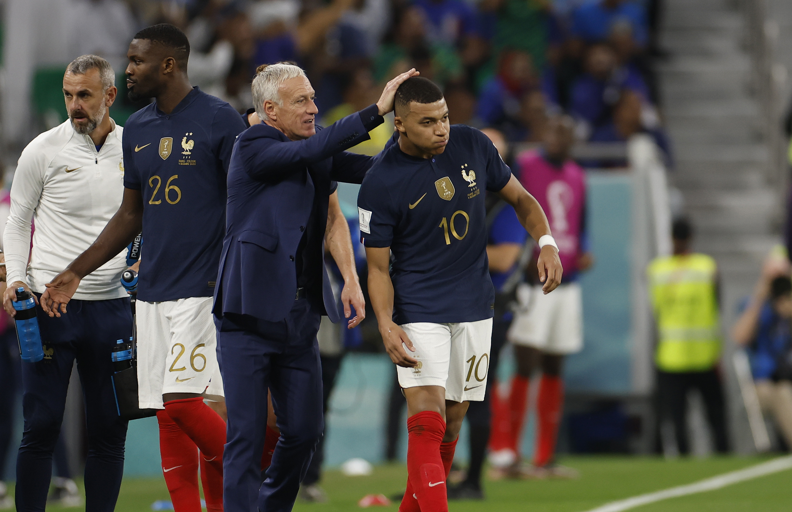 . DOHA (CATAR), 04/12/2022.- Kylian Mbappe (d) celebra un gol con el seleccionador de Francia Didier Deschamps hoy, en un partido de los octavos de final del Mundial de Fútbol Qatar 2022 entre Francia y Polonia en el estadio Al Zumama en Doha (Catar). EFE/ Alberto Estevez