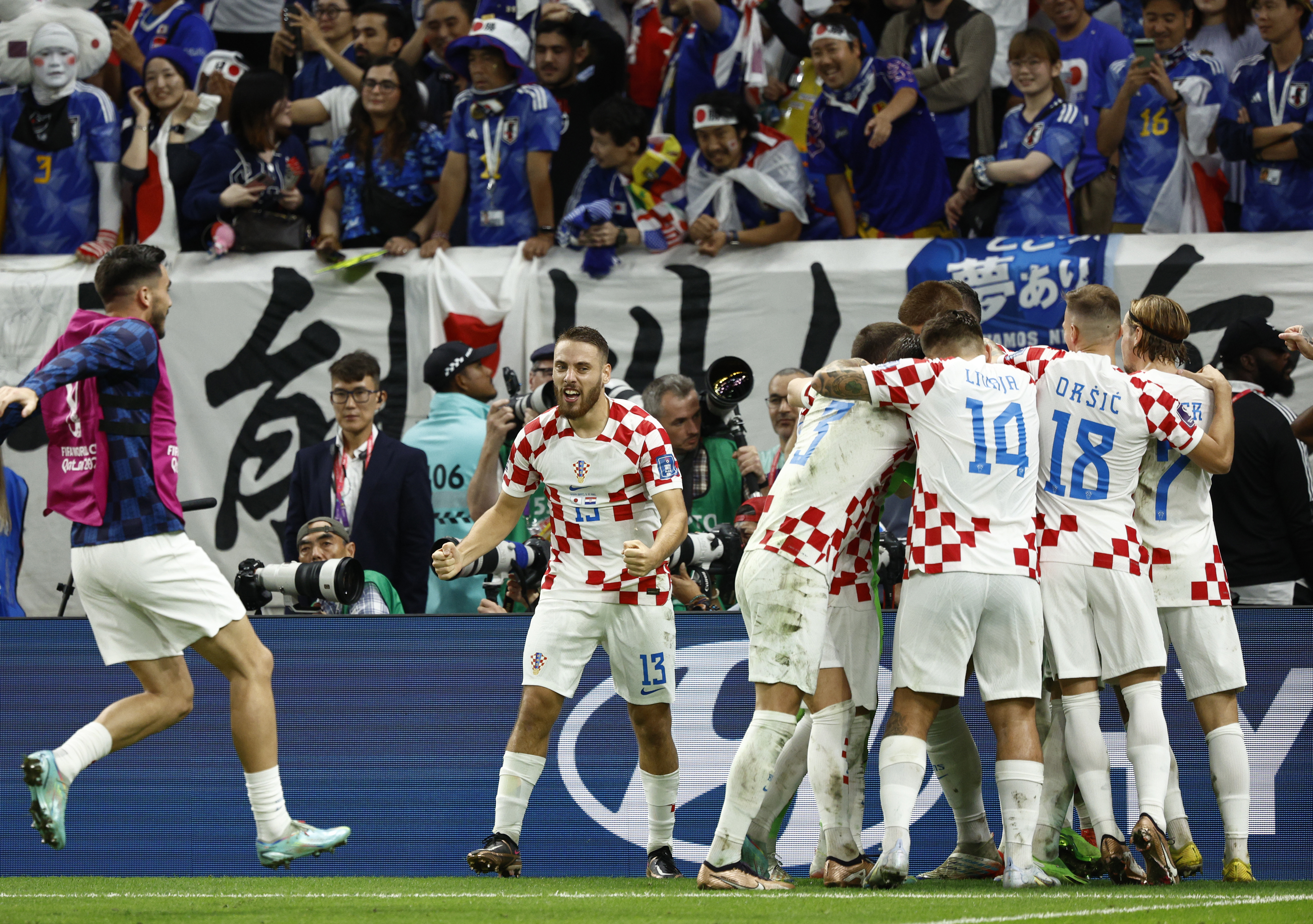 El efusivo festejo de Croacia tras derrotar en penaltis a Japón, una de las Selecciones más complicadas del Mundial. (Foto Prensa Libre: EFE)