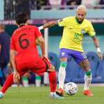 GR1207. DOHA (CATAR), 05/12/2022.- Neymar (d) de Brasil disputa un balón con Hwang In-beom de Corea del Sur hoy, en un partido de los octavos de final del Mundial de Fútbol Qatar 2022 entre Brasil y Corea del Sur en el estadio 974 en Doha (Catar). EFE/ Esteban Biba