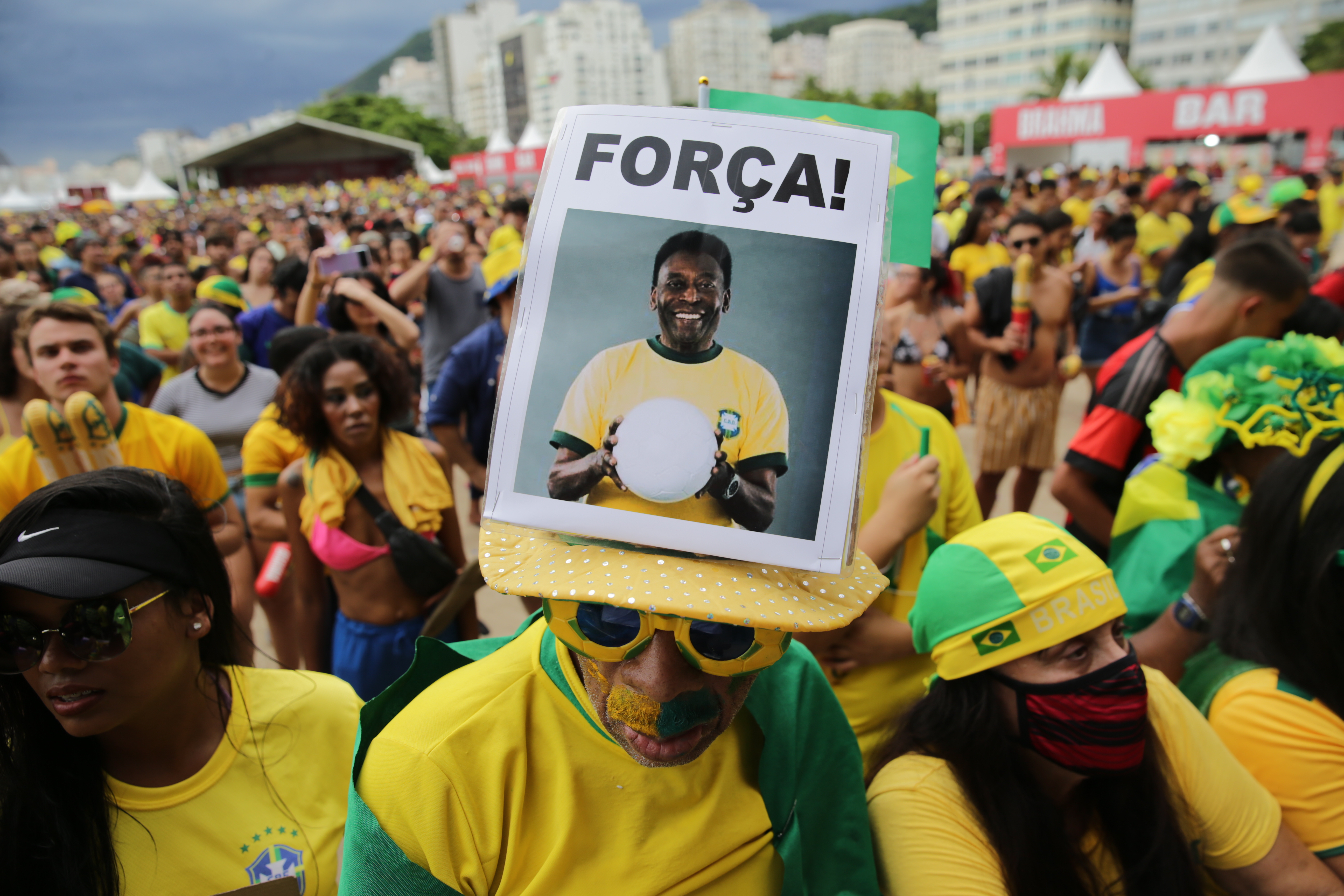 Aficionados de Brasil animan a su selección en el Mundial de Qatar desde Río de Janeiro