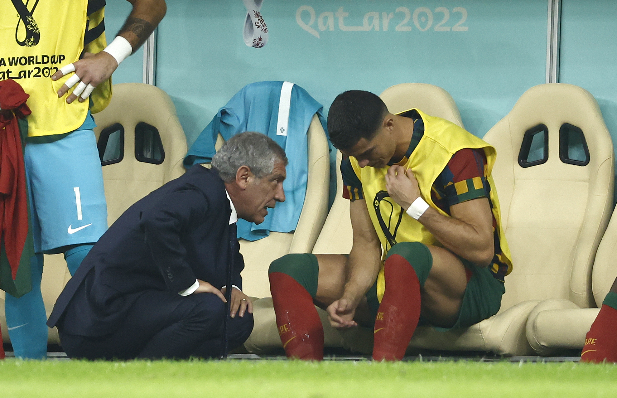 Diversos medios portugueses aseveran que Santos y Cristiano pasaron un momento tenso luego del partido contra Suiza. (Foto Prensa Libre: EFE)