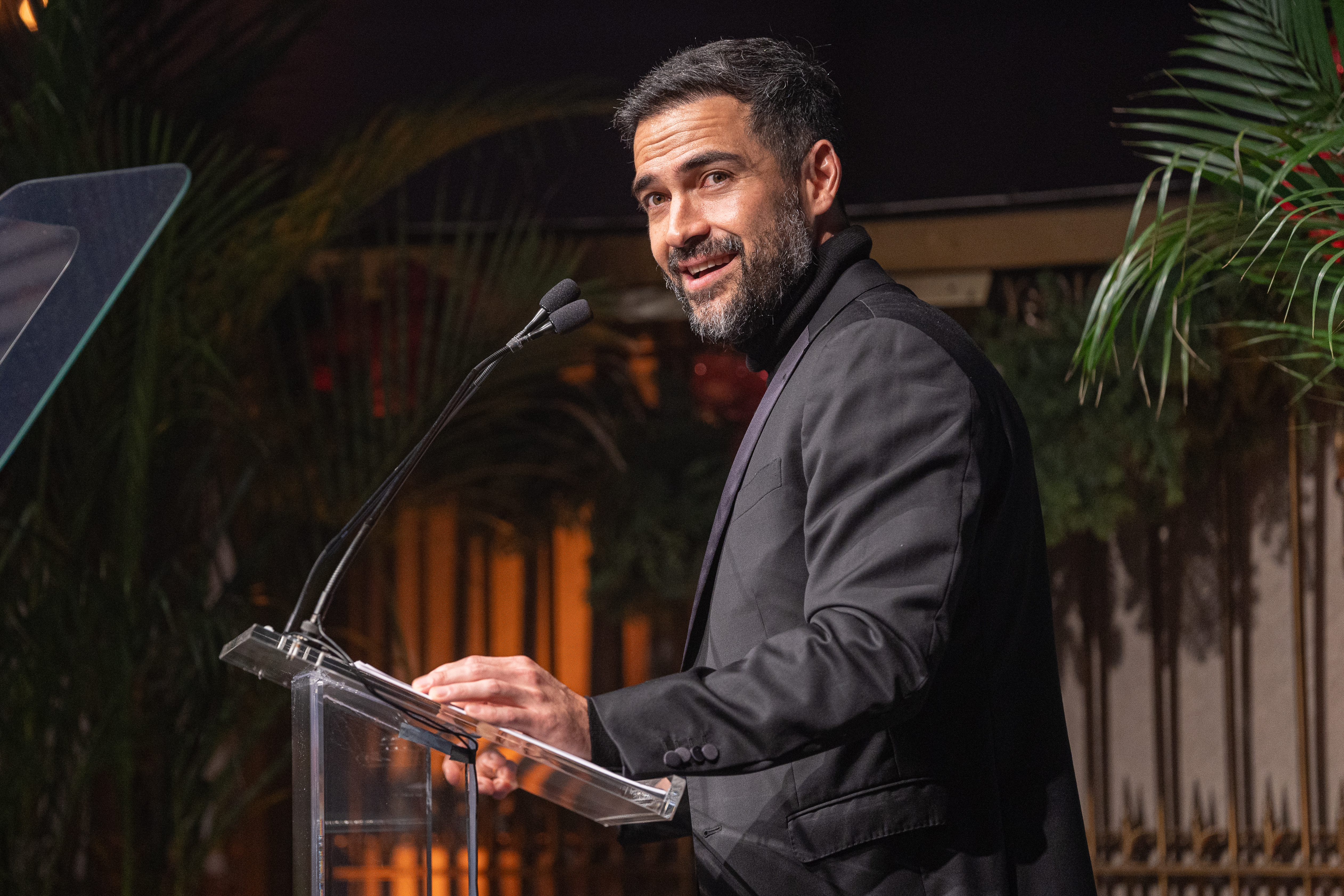 USA2482. NUEVA YORK (NY, EEUU), 09/12/2022.- El actor mexicano Alfonso Herrera habla al recibir el galardón "Estrella Hispana" durante la gala de la Fundación "We are all Humans", el jueves 8 de diciembre de 2022, en el Gotham Hall de Nueva York (EE.UU.). Líderes hispanos de opinión y dirigentes empresariales de origen latino aseguraron que es necesario encontrar una nueva narrativa de la latinidad en Estados Unidos que ponga en valor el papel esencial de más de 60 millones de hispanos en el país. EFE/ Ángel Colmenares