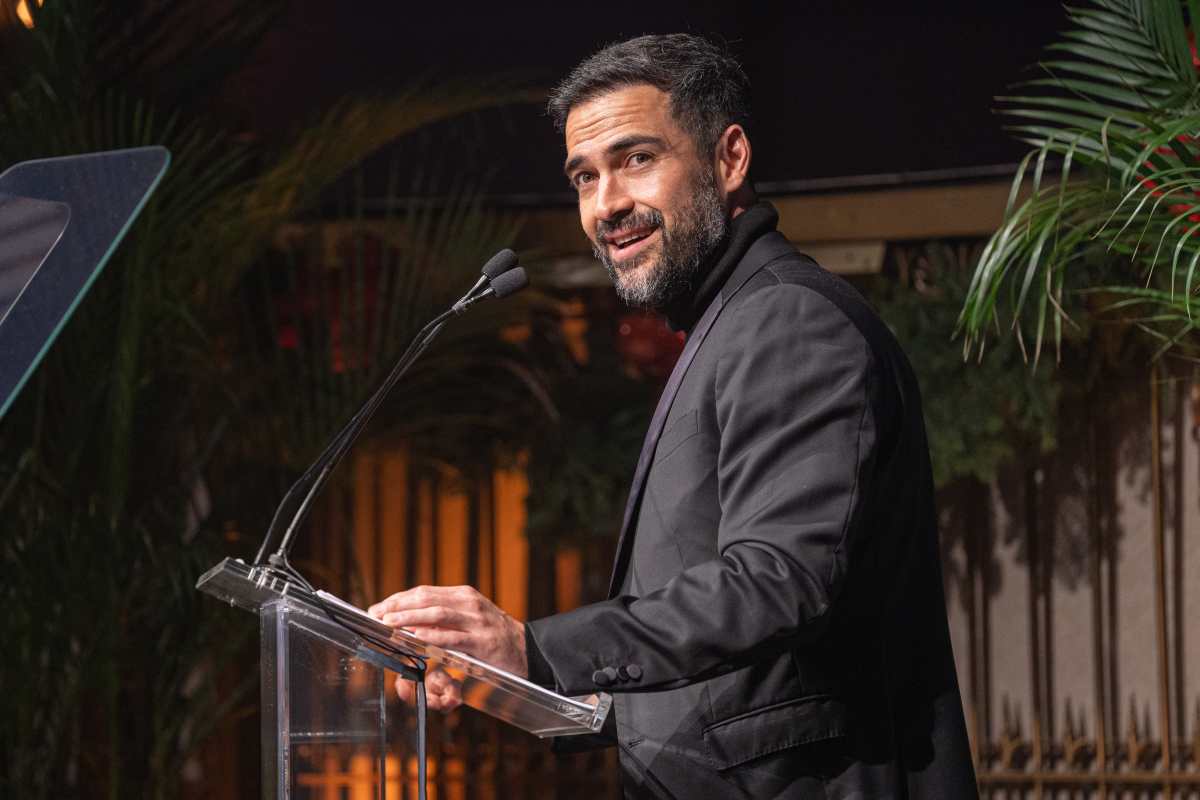 USA2482. NUEVA YORK (NY, EEUU), 09/12/2022.- El actor mexicano Alfonso Herrera habla al recibir el galardón "Estrella Hispana" durante la gala de la Fundación "We are all Humans", el jueves 8 de diciembre de 2022, en el Gotham Hall de Nueva York (EE.UU.). Líderes hispanos de opinión y dirigentes empresariales de origen latino aseguraron que es necesario encontrar una nueva narrativa de la latinidad en Estados Unidos que ponga en valor el papel esencial de más de 60 millones de hispanos en el país. EFE/ Ángel Colmenares