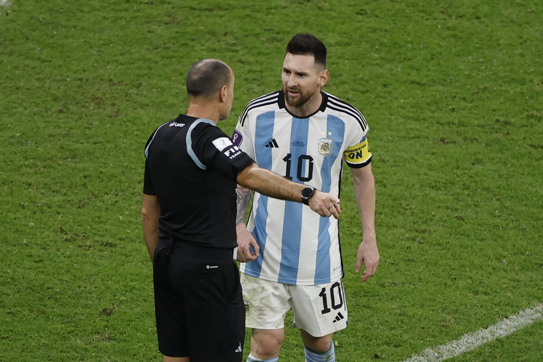 Lionel Messi habla con el árbitro español Antonio Mateu Lahoz