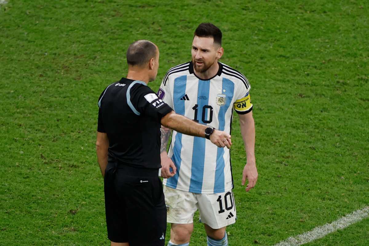 Lionel Messi habla con el árbitro español Antonio Mateu Lahoz