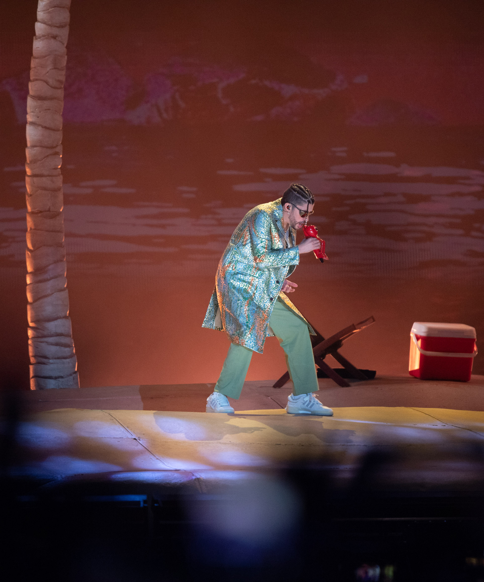 Video: por esta razón Bad Bunny lanzó el celular de una seguidora al mar
