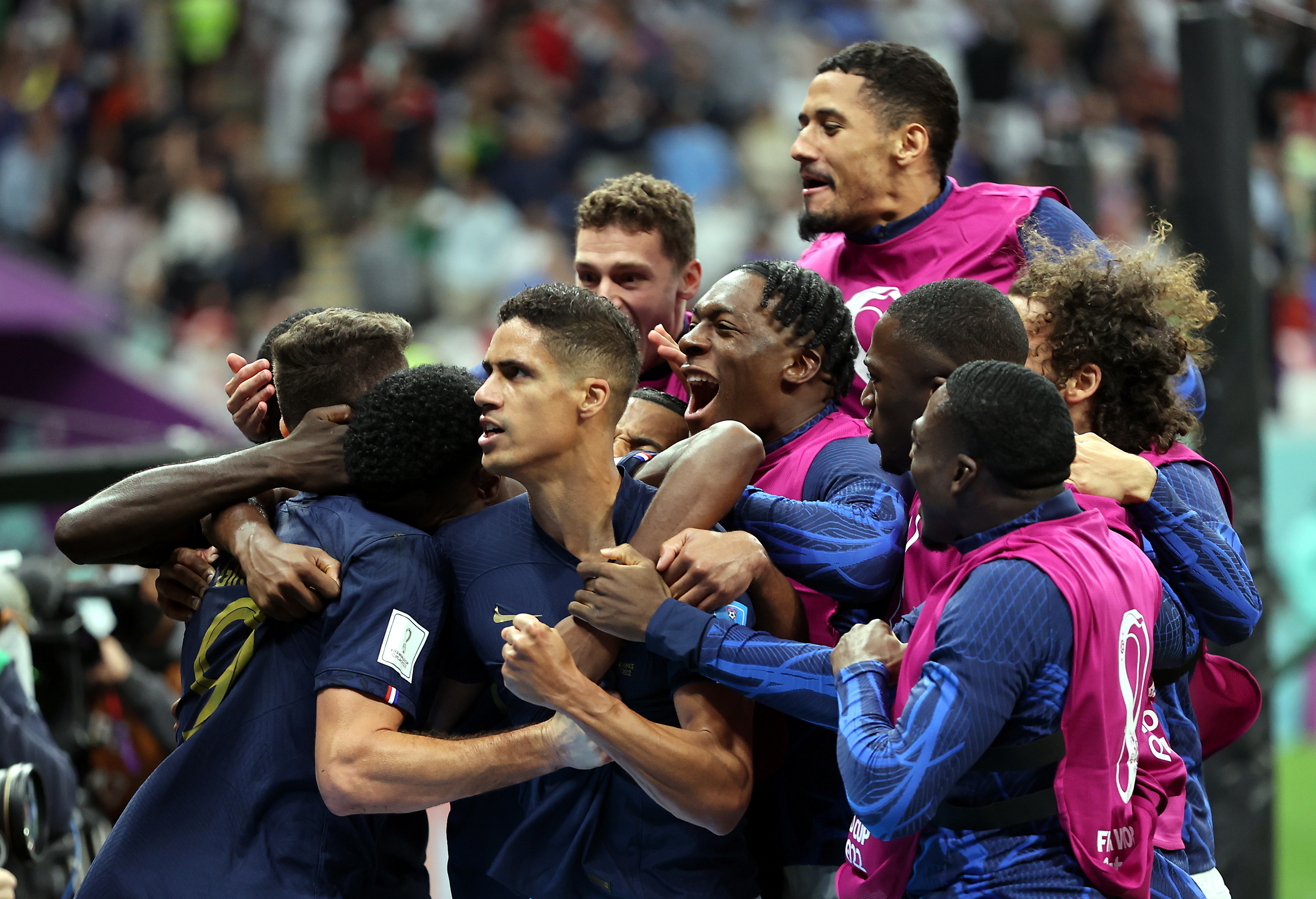 La algarabía se vivió al máximo en el plantel francés tras el gol del triunfo de Olivier Giroud. (Foto Prensa Libre: EFE)