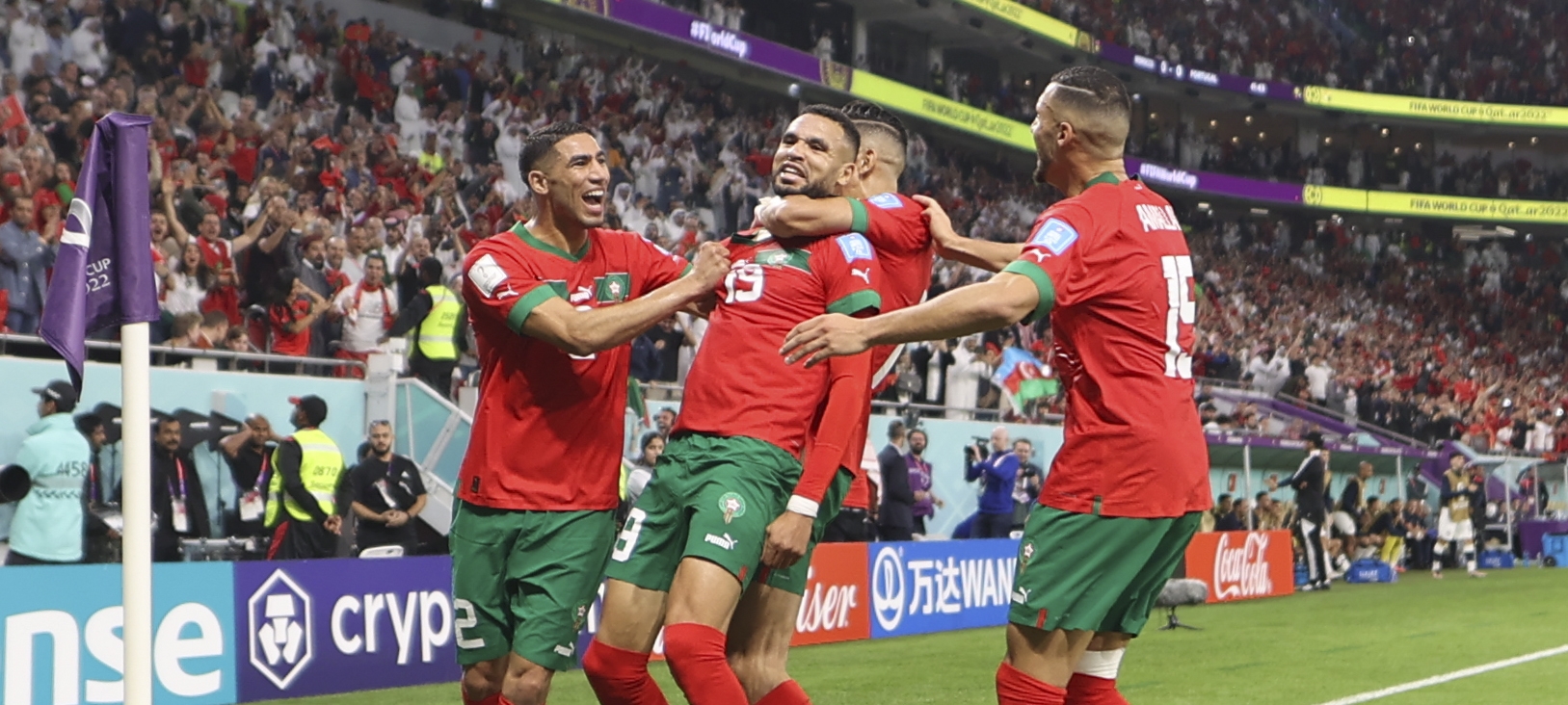 Youssef En-Nesyri celebra con sus compañeros el gol más importante en la historia futbolística de Marruecos. (Foto Prensa Libre: EFE)