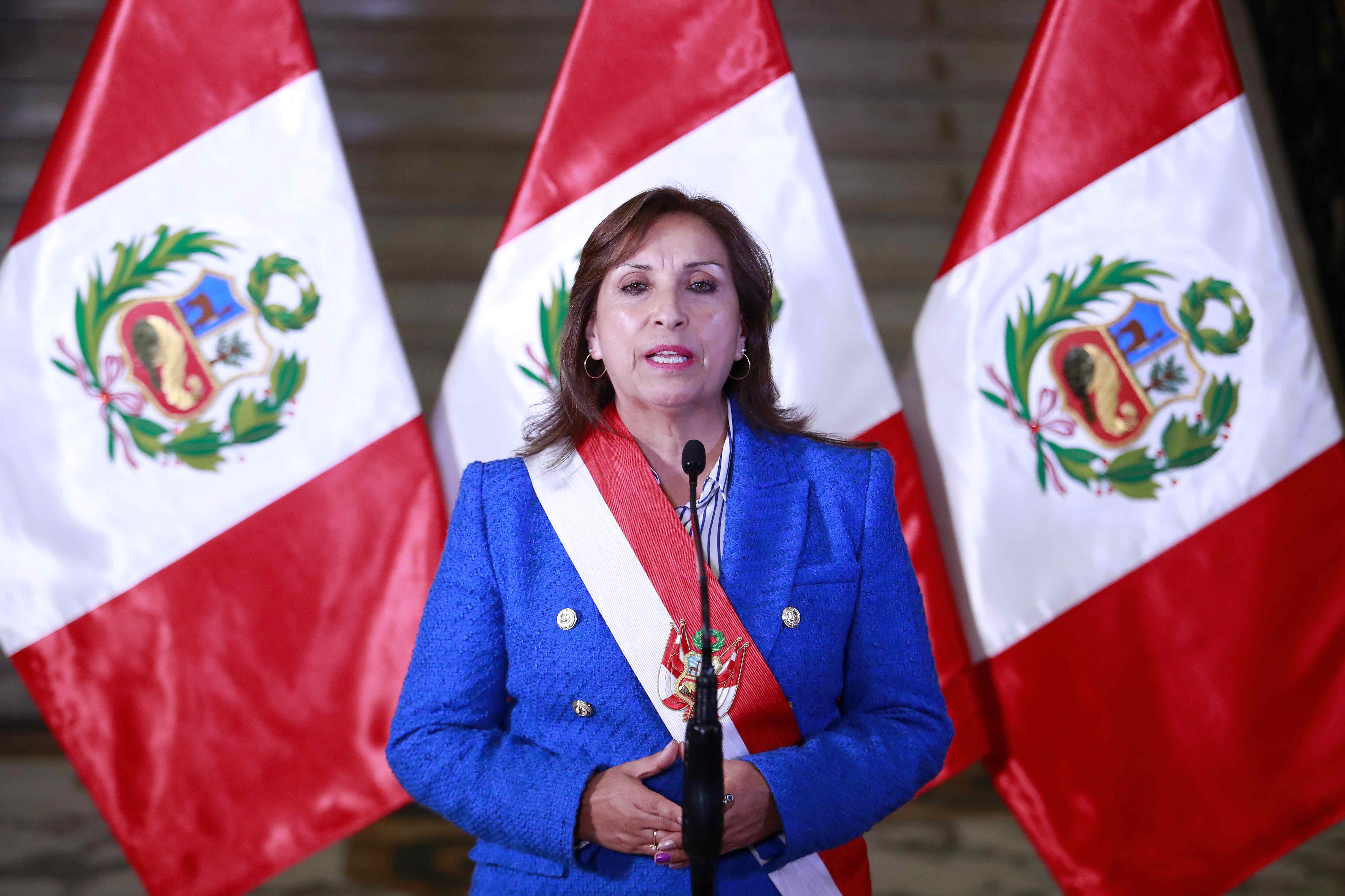 Presidenta de Perú, Dina Boluarte, minutos después de la medianoche hablando sobre que enviará al Congreso un proyecto de ley para adelantar las elecciones generales a abril de 2024. (Foto Prensa Libre EFE/ Presidencia Del Perú)