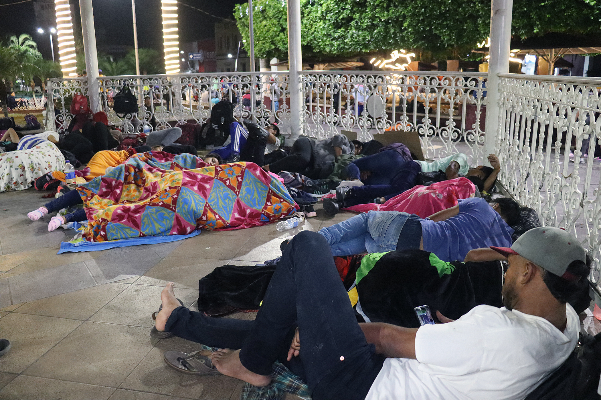 Crisis migratoria: Decenas de migrantes piden no olvidarse de ellos en frontera de México con Guatemala, en situación de calle y en condiciones inhumanas