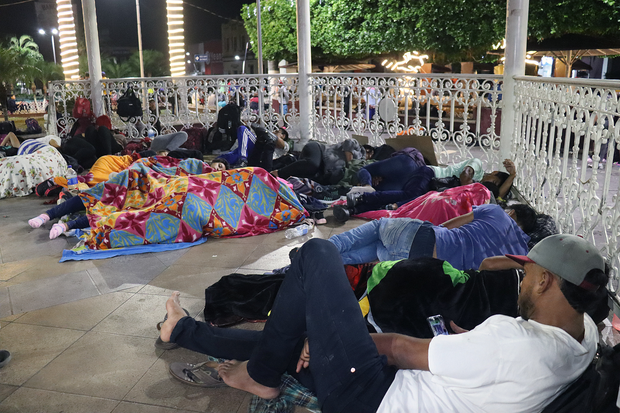 Migrantes duermen en una plaza pública en la ciudad de Tapachula, Chiapas, México. Decenas de migrantes venezolanos, del Ecuador, haitianos y centroamericanos, hicieron un llamado al Gobierno mexicano y al Instituto Nacional de Migración (INM) para que les permitan salir de Chiapas este fin de año. (Foto Prensa Libre: EFE).