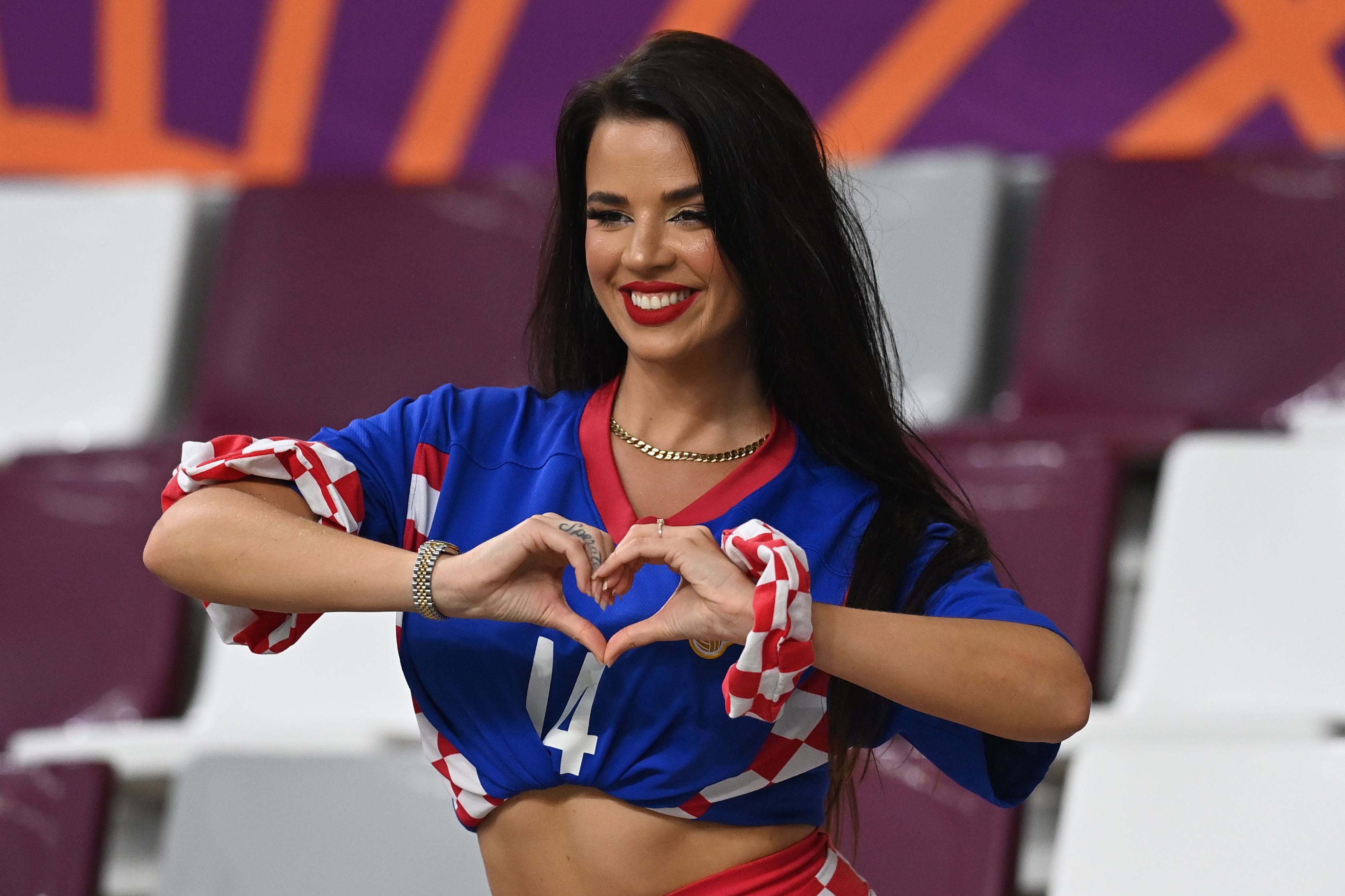 La ex Miss Croacia, Ivana Knoll, posa antes del partido de fútbol por el tercer puesto de la Copa Mundial de la FIFA 2022 entre Croacia y Marruecos en el Estadio Internacional Khalifa de Doha, Qatar, el 17 de diciembre de 2022. 