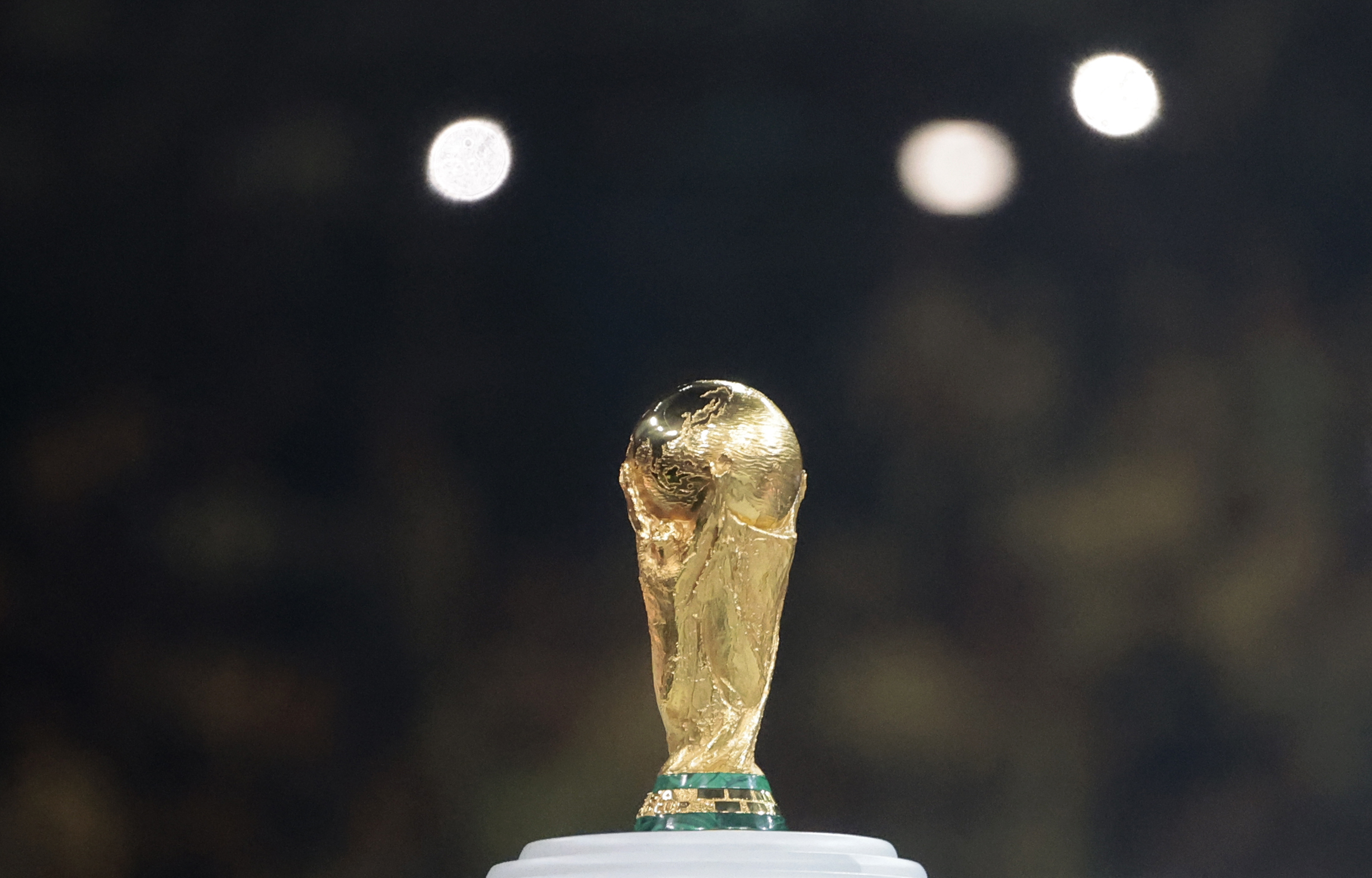 Por qué Argentina recibió una réplica de la Copa del Mundo y no el
