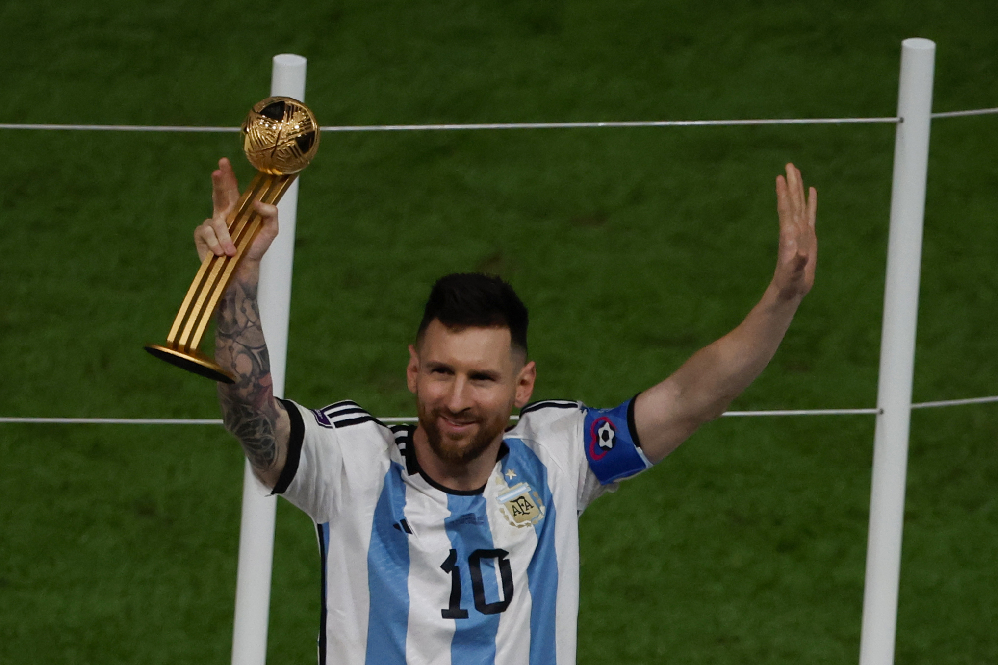 Lionel Messi de Argentina celebra hoy, tras ganar la final del Mundial de Fútbol Qatar 2022 entre Argentina y Francia en el estadio de Lusail. Foto Prensa Libre (EFE)