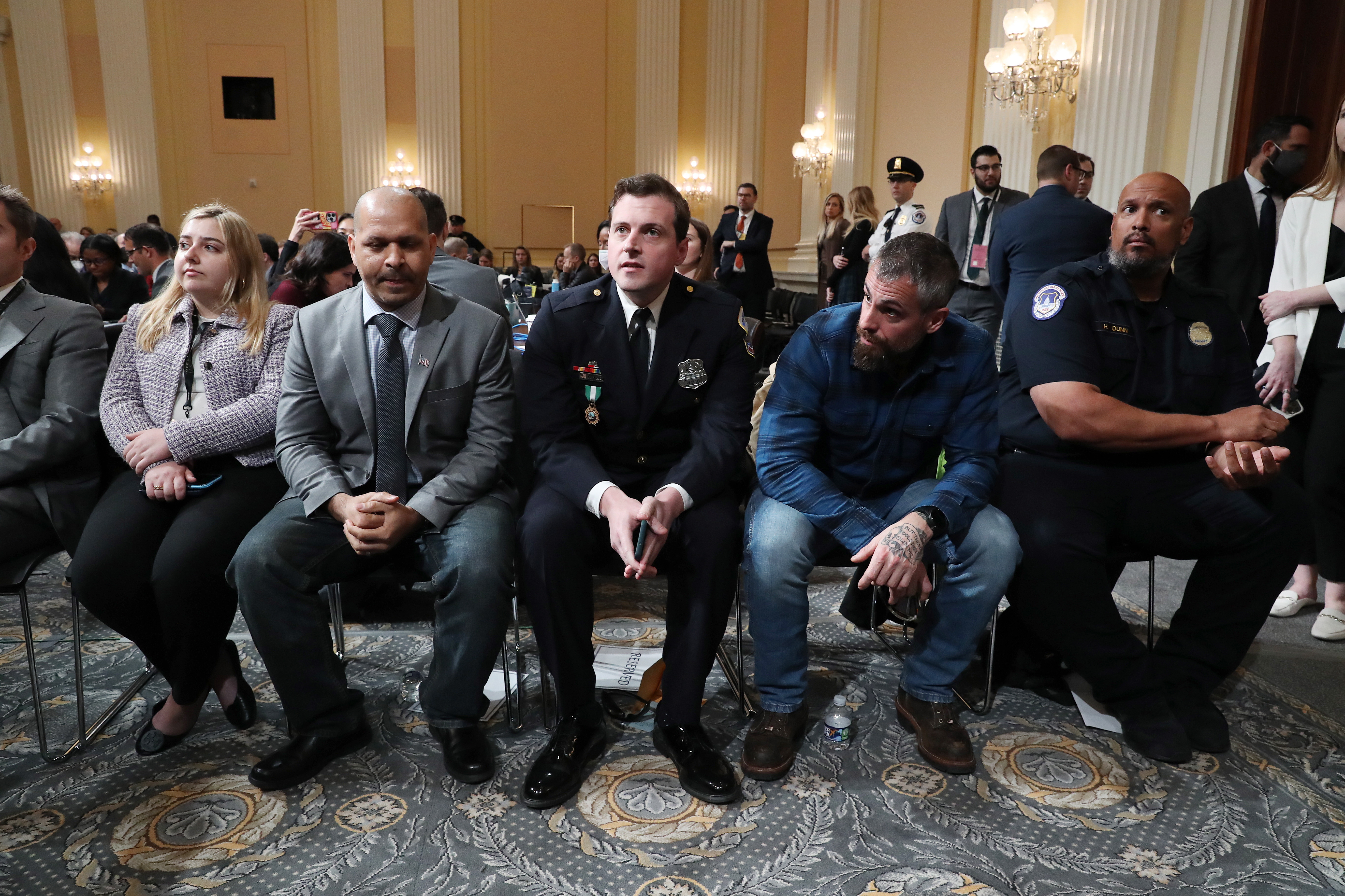 Los oficiales Harry Dunn y Daniel Hodges. (Foto Prensa Libre: EFE/EPA/MICHAEL REYNOLDS / Archivo).