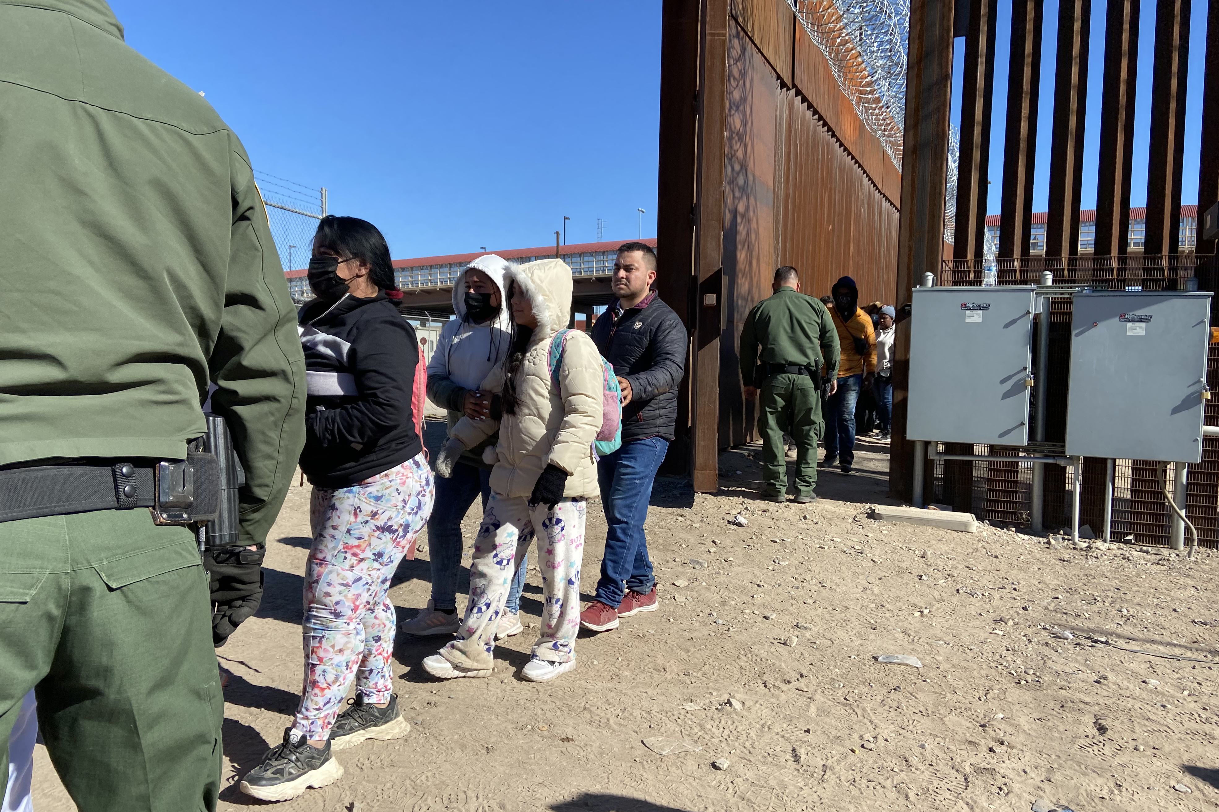 Inmigrantes que piden asilo se entregan a la Patrulla Fronteriza estadounidense en la valla fronteriza de El Paso, Texas (EEUU). (Foto Prensa Libre: EFE)