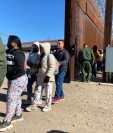 Inmigrantes que piden asilo se entregan a la Patrulla Fronteriza estadounidense en la valla fronteriza de El Paso, Texas (EEUU). (Foto Prensa Libre: EFE)