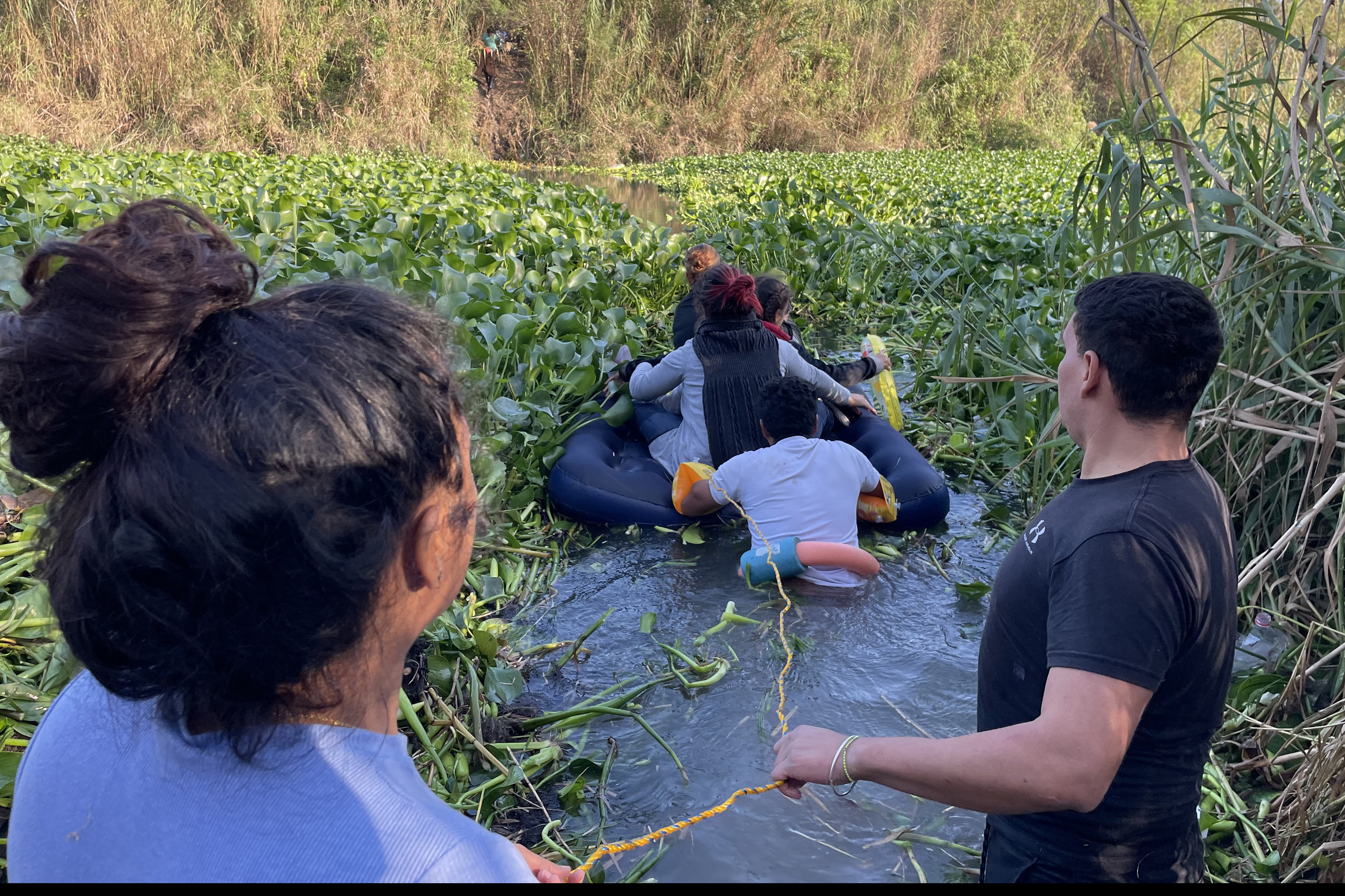 Un grupo de migrantes cruza el río Bravo, en la ciudad de Matamoros, México). Con la desesperación desbordada, decenas de migrantes, niños y adultos, se han entregado a las autoridades estadounidenses y busca que se les permita quedarse en el país. (Foto Prensa Libre: EFE).